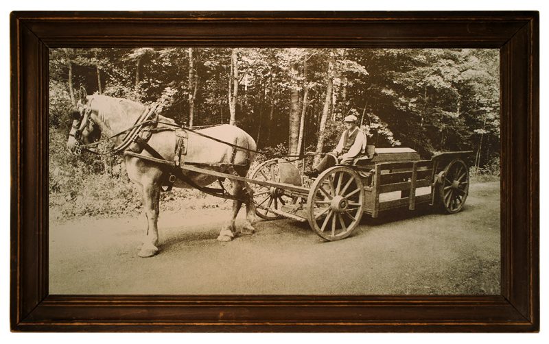 Exposition qui met en évidence les liens qui unissent l'artisan et l'artiste.