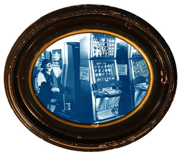 Exposition qui met en évidence les liens qui unissent l'artisan et l'artiste.