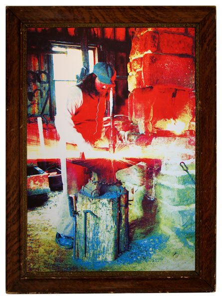 Exposition qui met en évidence les liens qui unissent l'artisan et l'artiste.