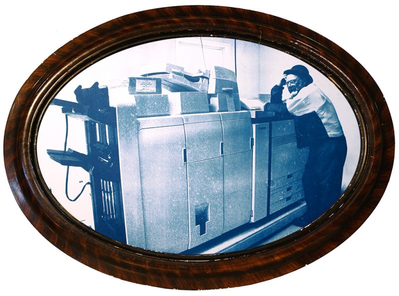 Exposition qui met en évidence les liens qui unissent l'artisan et l'artiste.