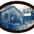 Exposition qui met en évidence les liens qui unissent l'artisan et l'artiste.